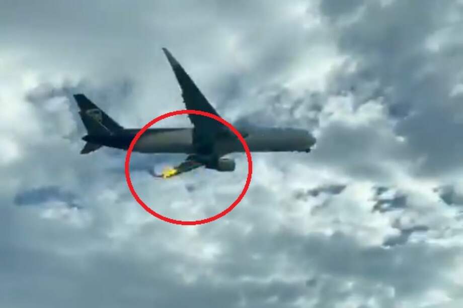 Momento en el que sale fuego del motor del avión que despegó del aeropuerto El Dorado.