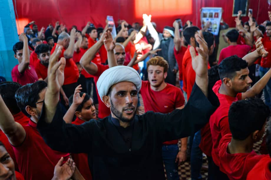 Aunque mueven a multitudes, estos grupos son duramente criticados por dignatarios religiosos, quienes no soportan que se deforme la tradición en el sur chiita, rural y tribal. / AFP