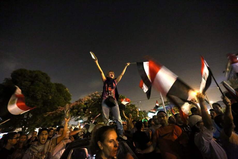 Egipcios opositores protestan mientras escuchan el discurso televisado del presidente de Egipto./ EFE