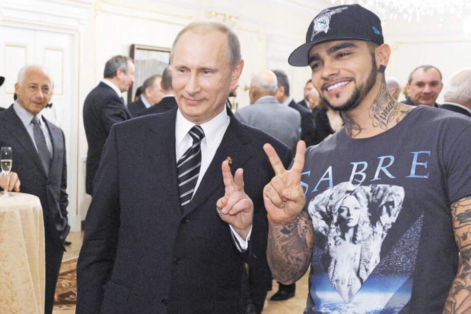 El presidente ruso, Vladimir Putin, junto al rapero Timati en un evento político en 2015. / AFP