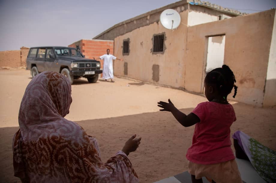 Hile llega a casa. La ayuda humanitaria es fundamental para garantizar la supervivencia saharaui. La asistencia internacional, cada vez menor, proporciona recursos esenciales en un contexto donde la vulnerabilidad y la incertidumbre dificultan aún más la subsistencia diaria. Campamentos de refugiados saharauis, Tinduf, Argelia.