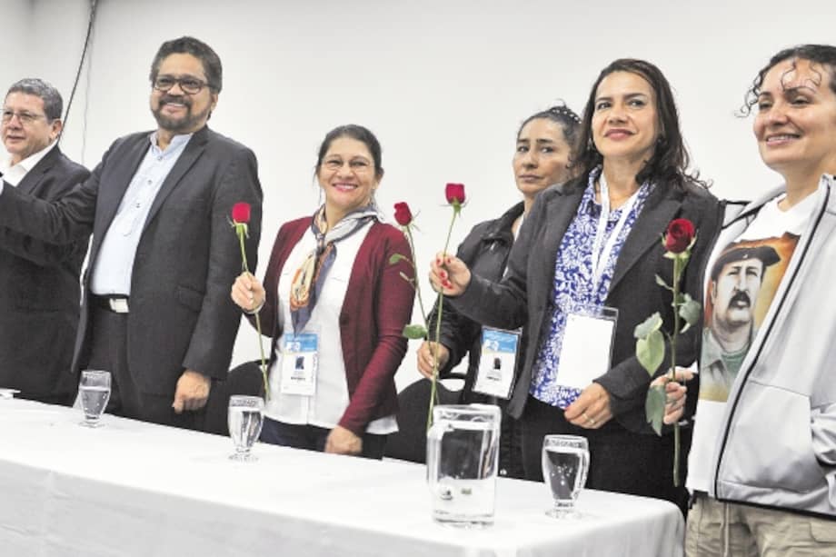 Rosa en manos, los jefes de las Farc, menos “Timochenko”, calusuraron el congreso que les da paso a la política legal. / Óscar Pérez - El Espectador