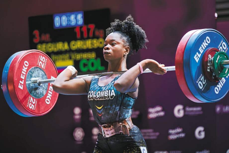 Íngrid Segura, abanderada de la delegación nacional, medallista juvenil a nivel mundial y gran promesa de la halterofilia colombiana. / IWF