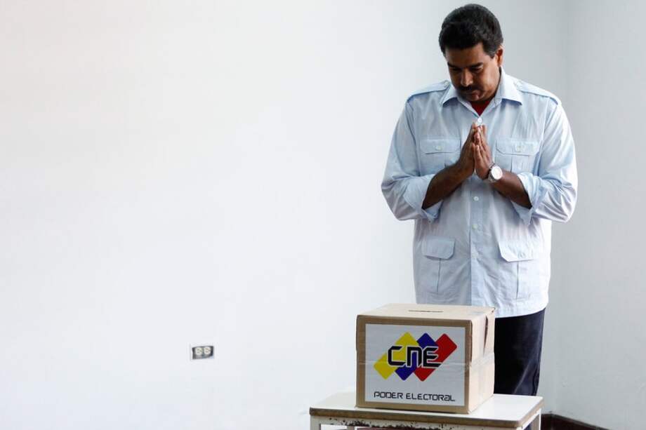 Maduro vota en memoria de Hugo Chávez