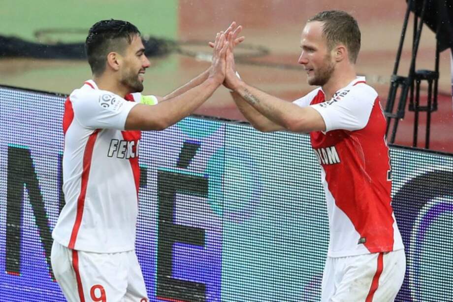 El colombiano Radamel Falcao García (i) celebra un gol con el francés Valère Germain, este domingo. / AFP