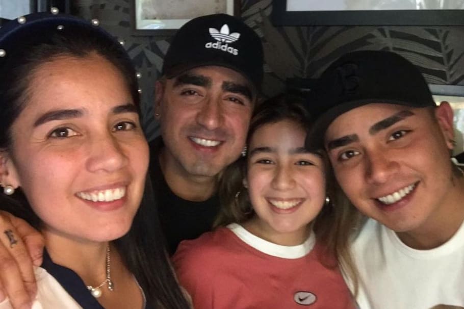 Felipe Saruma, junto a sus papás y su hermana.