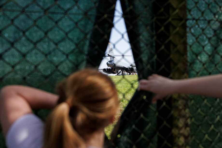 Un grupo de personas intenta ver un avión B-1 de la Fuerza Aérea de Estados Unidos en Reino Unido, en medio de la tregua de dos semana en Oriente Medio.