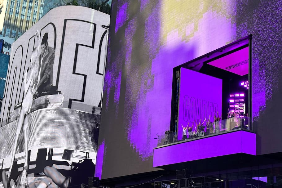 La cantante estadounidense Madonna aparece en el balcón de una de las pantallas de Times Square este jueves, en Nueva York (EE.UU.).