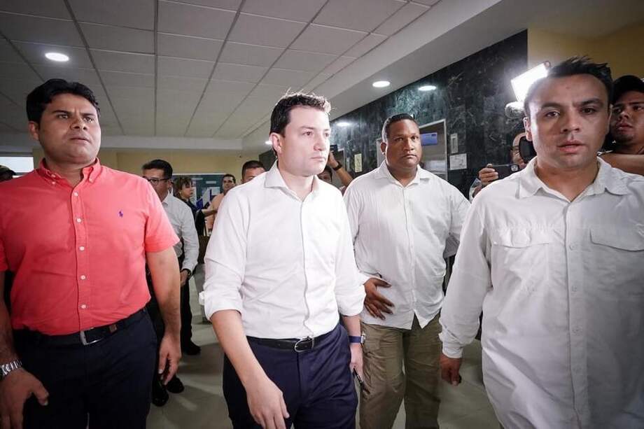 El procurador Carlos Felipe Córdoba llegó hasta las instalaciones del Cari en busca de información. / Twitter @CGR_Colombia