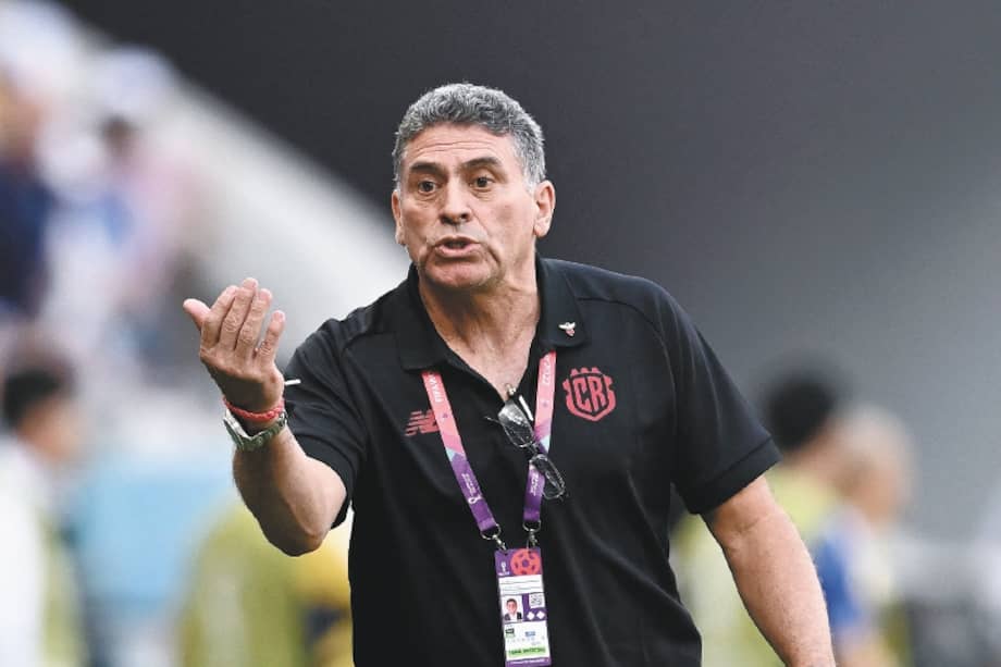 Costa Rica's Colombian coach #00 Luis Suarez gestures on the touchline during the Qatar 2022 World Cup Group E football match between Japan and Costa Rica at the Ahmad Bin Ali Stadium in Al-Rayyan, west of Doha on November 27, 2022. (Photo by Raul ARBOLEDA / AFP)