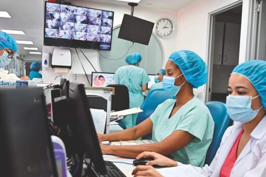 En el Congreso han pedido el aumento de la planta hospitalaria, haciendo uso de recién graduados, de residentes e internos. / AFP