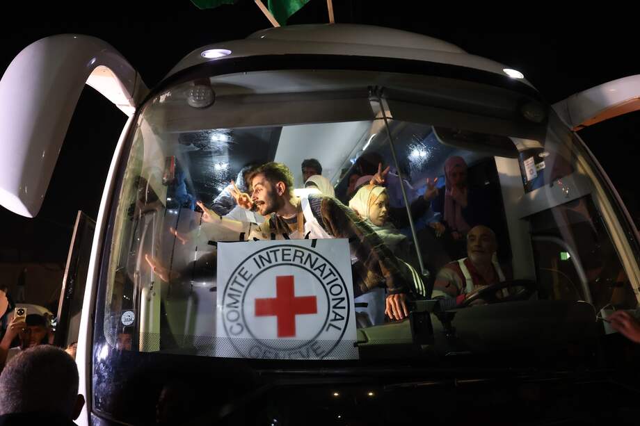 A Beitonia llegaron los buses de la Cruz Roja que llevaban los prisioneros palestinos liberados por Israel en medio de la tregua con Hamás, que también liberará a 50 personas secuestradas en la inmersión del 7 de octubre en territorio israelí.