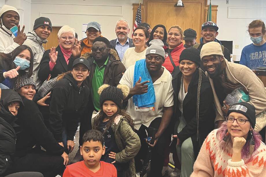 Jorge Luis Barón (centro, al fondo, de camisa azul) emigró a los 13 años de edad a Estados Unidos.