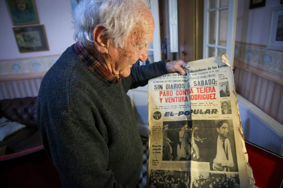 El fotógrafo uruguayo Aurelio González muestra una portada de un periódico de El Popular, con su fotografía. EFE/ Raúl Martínez