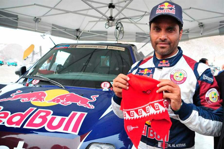 El piloto catarí Nasser Al-Attiyah, posa con un "chuyo" peruano.