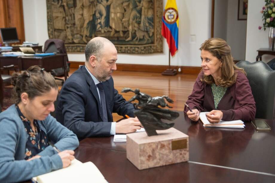Embajador israelí en Colombia, Marco Sermoneta, junto a la vicepresidenta, Marta Lucía Ramírez. / Prensa Vicepresidencia