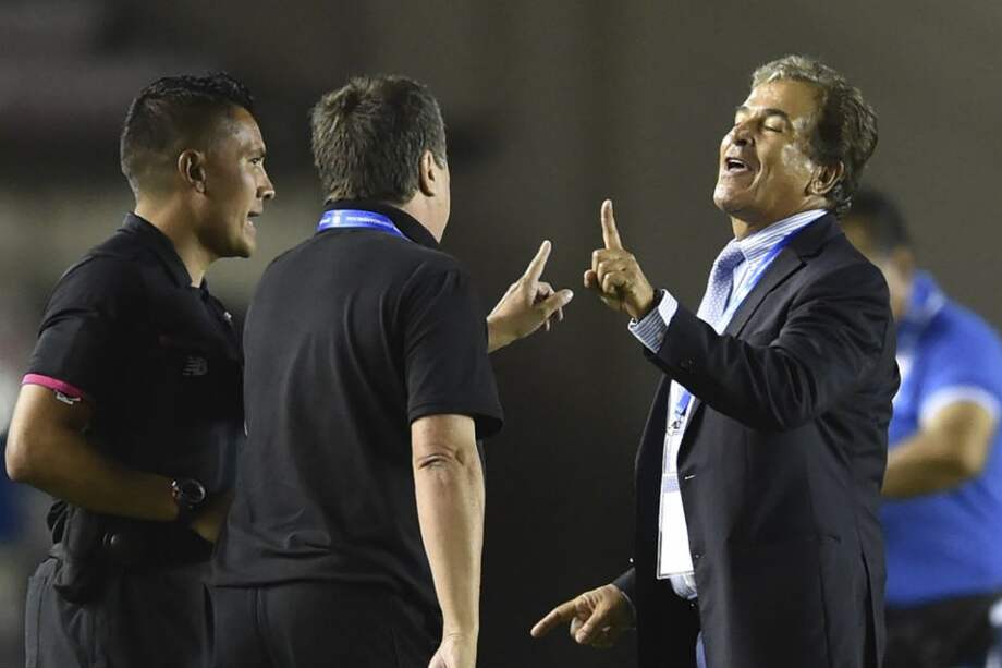 Jorge Luis Pinto y 'Bolillo' Gómez discutieron en el partido entre Honduras y Panamá. Foto: AFP