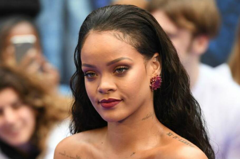 Rihanna desfila embarazada por primera vez en la alfombra roja