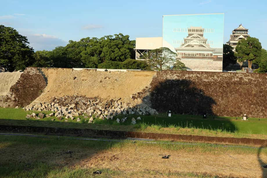 Un muro de piedra en el Castillo de Kumamoto se derrumbó tras el terremoto en la ciudad de Kumamoto.
