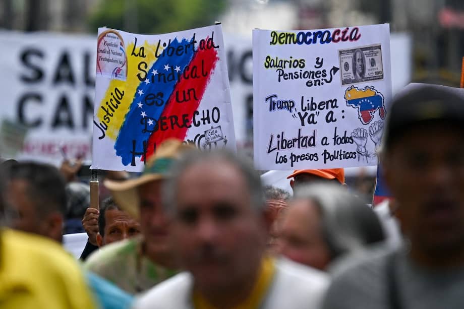 En Caracas, trabajadores universitarios marcharon por el aumento de salarios y pensiones con carteles que decían "La libertad sindical es un derecho" y "Democracia. Salarios y pensiones en dólares. Trump, libertad para Venezuela ya. Libertad para todos los presos políticos".