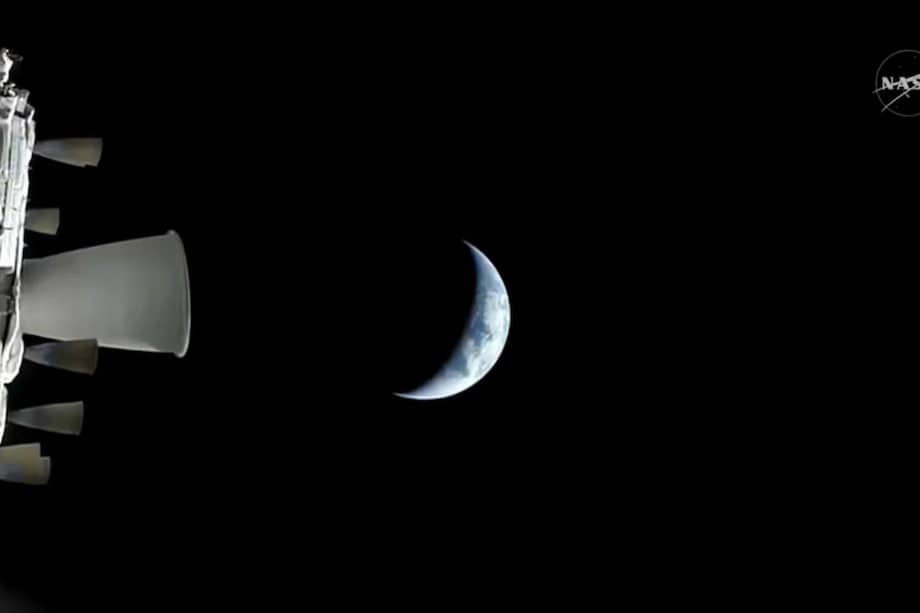 CABO CAÑAVERAL, 03/04/2026.- Imagen distribuida por la NASA que muestra la nave Orion de la misión Artemis II en su trayectoria de alejamiento de la Tierra. EFE/ NASA **SOLO USO EDITORIAL/SOLO DISPONIBLE PARA ILUSTRAR LA NOTICIA QUE ACOMPAÑA (CRÉDITO OBLIGATORIO)***