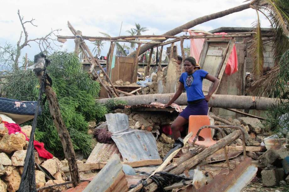 Una mujer mira los destrozos que dejó Matthew a su paso por Haití. El sur del país quedó devastado, según organizaciones de ayuda. / AFP