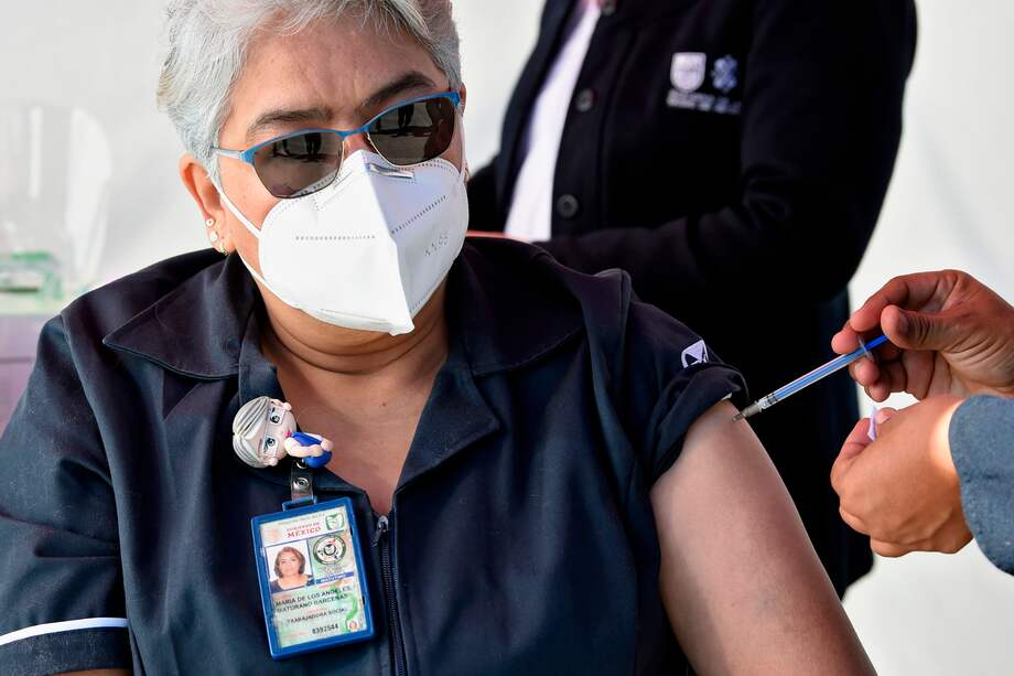 Trabajadora social del gobierno de México recibe su vacuna contra el COVID-19 este lunes 28 de diciembre.