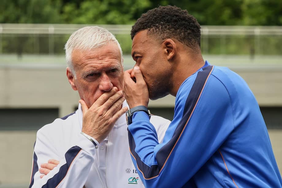 Kylian Mbappé (der.) conversa con Didier Deschamps durante un entrenamiento de la selección de Francia.