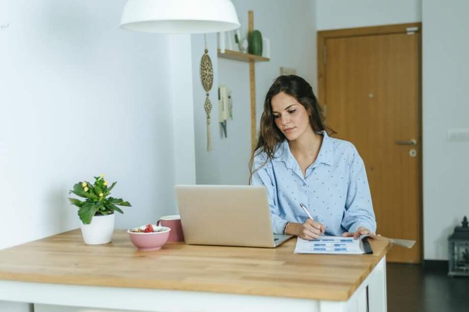 Puesto que las llamadas son ahora el equivalente a las reuniones de equipo, es necesario resaltar la importancia de que todo el equipo asista. / Getty Images