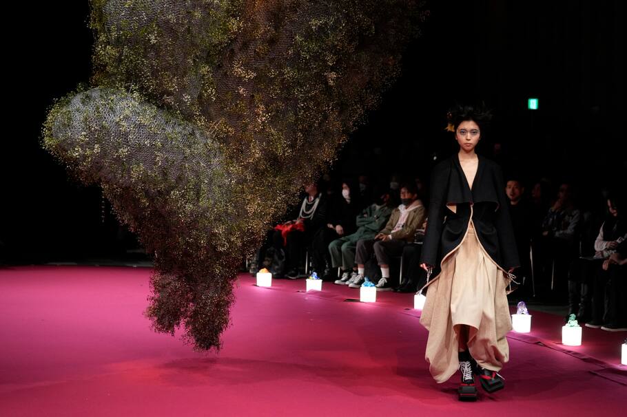 Tokyo (Japan), 13/03/2023.- A model presents a creation from the 2023 Autumn/Winter collection by Japanese designer Rio Onui for the label 'D.Nart.Ampta' during the Tokyo Fashion Week in Tokyo, Japan, 13 March 2023. The presentation of the 2023 Autumn/Winter collections runs from 13 to 18 March. (Moda, Japón, Tokio) EFE/EPA/FRANCK ROBICHON