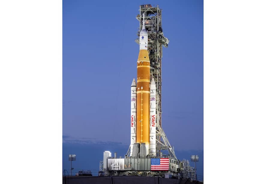 La agencia anunció a través de sus redes sociales que el cohete gigante SLS ya fue trasladado a la plataforma de lanzamiento.