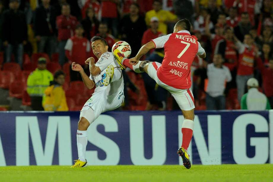 Este jueves predominaron las faltas sobre las ideas y opciones. El árbitro Adrián Vélez mostró cinco tarjetas amarillas. / Ándres Torres