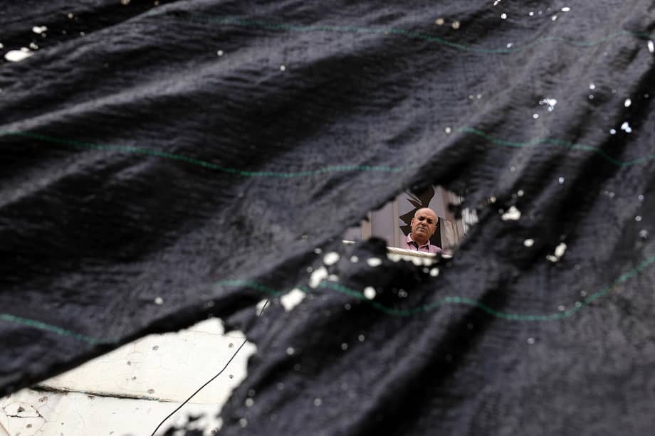 Un palestino mira por una ventana en la zona de un ataque nocturno del Ejército aéreo israelí sobre el campo de refugiados de Nur Shams, cerca de la ciudad de Tulkarem, en Cisjordania.