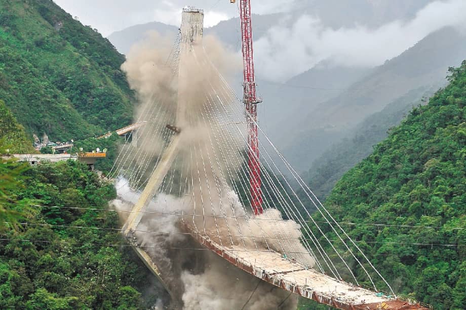 Imagen de la demolición de la estructura del puente en julio de 2018.