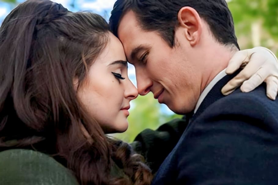 Shailene Woodley y Callum Turner protagonizan la película 'La última carta de amor'.