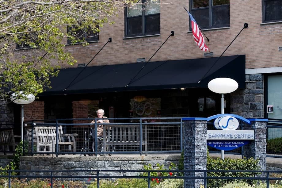 Un anciano residente de un geriátrico en Nueva York. / AFP