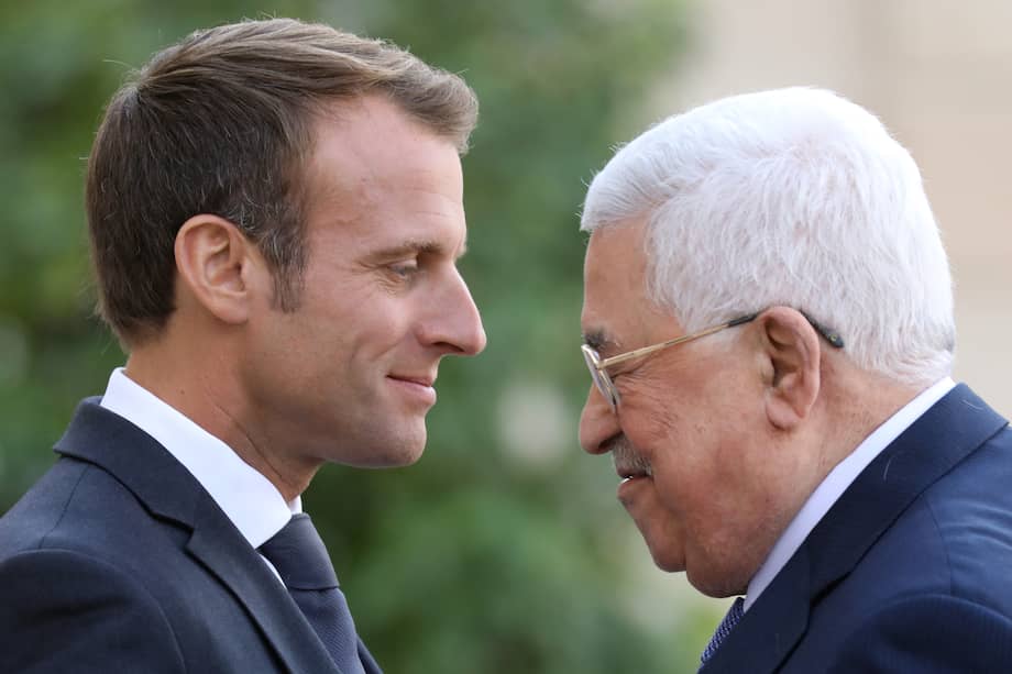 Foto de archivo que muestra al presidente de Francia, Emmanuel Macron, con el líder de la Autoridad Palestina, Mahmud Abás.