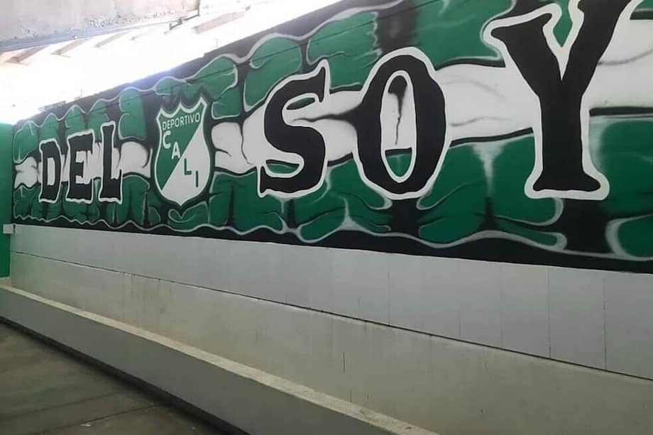 Los hinchas del equipo empezaron a añadir más grafitis al puente esta semana.