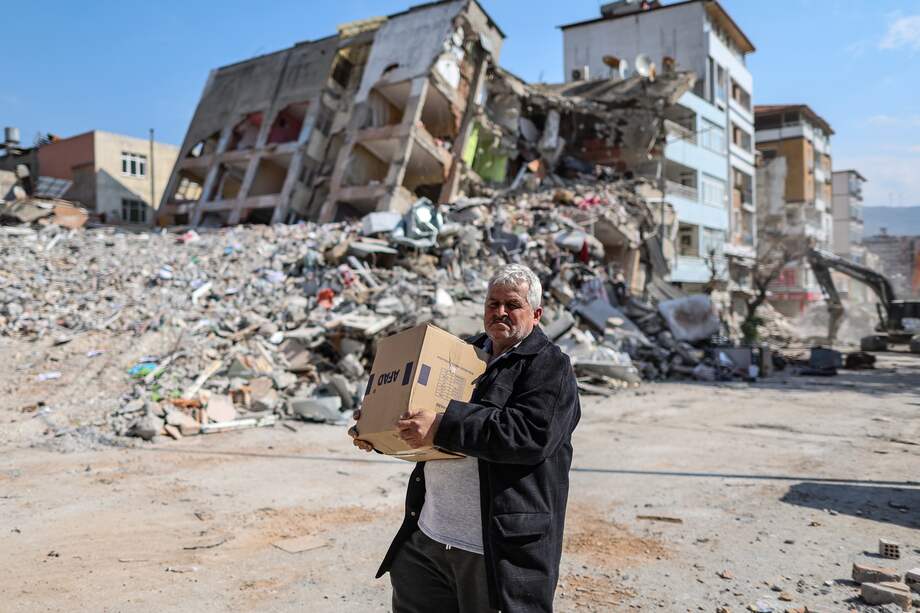 Restos de un edificio colapsado en Hatay, Turquía. EFE/EPA/ERDEM SAHIN