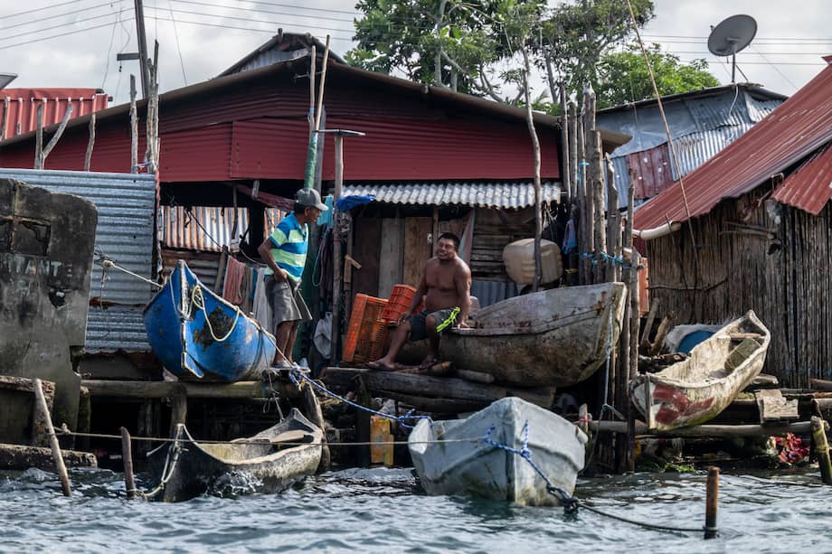 En una pequeña isla del Caribe, cientos de personas se están preparando para hacer las maletas y trasladarse para escapar de las crecientes aguas que amenazan con sumergir sus hogares en las próximas décadas.
