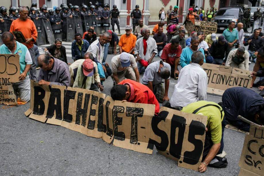 Fotografía de una protesta en Caracas durante la visita de la Alta Comisionada para los Derechos Humanos de la ONU, Michelle Bachelet, a Venezuela. / AFP