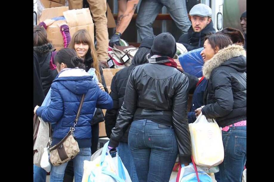 Justin Timberlake y Jessica Biel dando ayuda humanitaria./ El País