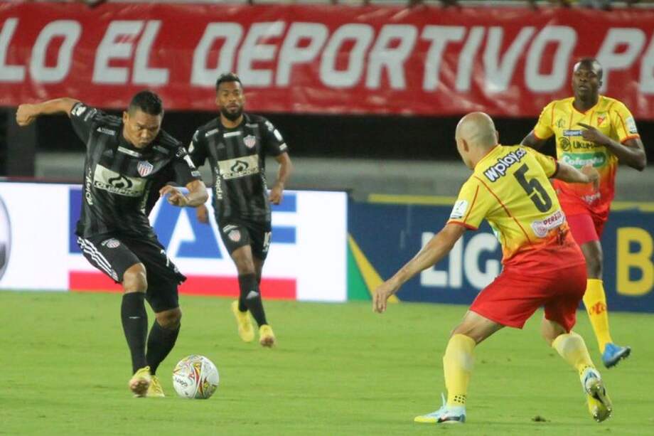 Carlos Bacca (izq.), figura de Júnior, fue expulsado en el minuto 81.