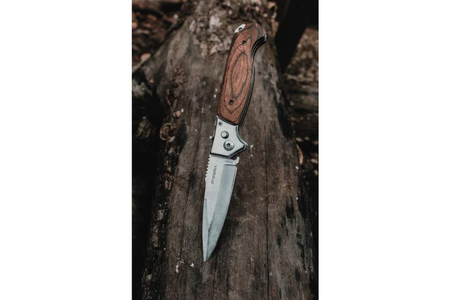 "—¡Cuchillo! —lo saludan los muchachos cuando aparece en la esquina."