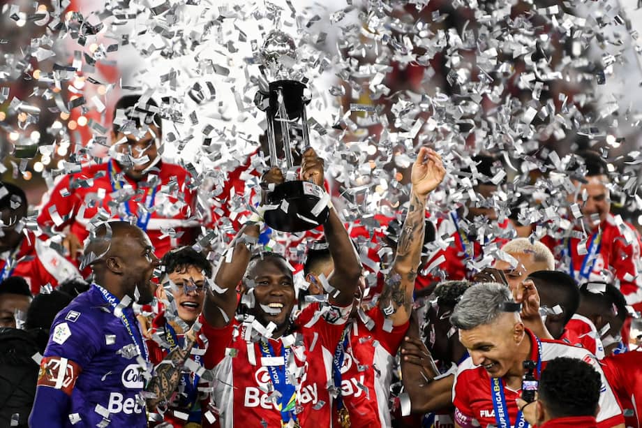 Hugo Rodallega levantó su segundo trofeo con Santa Fe.