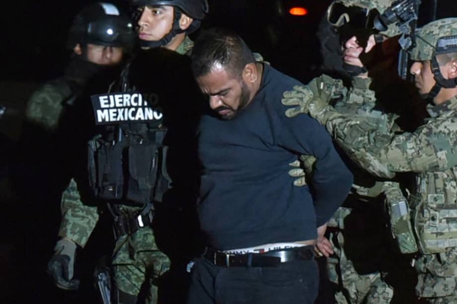 Militares mexicanos escoltan Orso Iván Gastélum Cruz, "el Cholo Iván", jefe de seguridad y mano derecha del capo Joaquín el "Chapo" Guzmán, ambos capturados en la ciudad de Los Mochis del estado mexicano de Sinaloa. / EFE