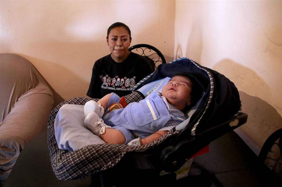 María del Carmen Flores y su hijo Dilan Aram Hernández Flores