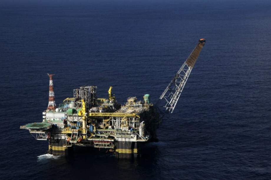 El precio del barril de "light sweet crude" (WTI) para entrega en abril ganó 66 centavos respecto al jueves. / Bloomberg News