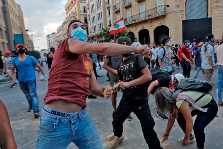 Seis días después de la explosión en el puerto de Beirut que acabó con la vida de al menos 165 personas, el frágil Gobierno del Líbano cayó en medio de protestas.