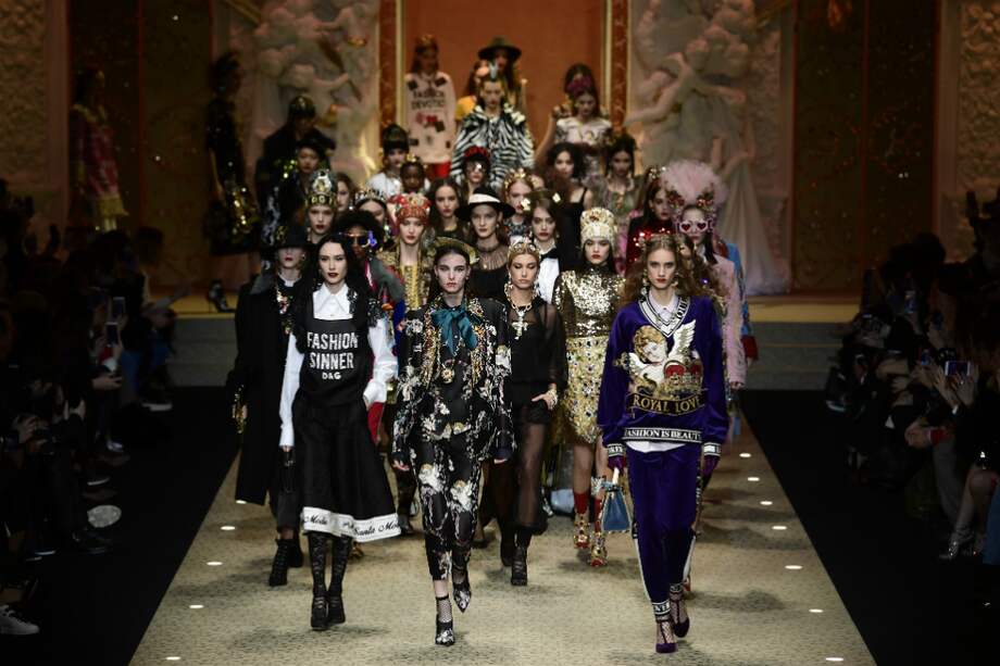 Desfile drones y ángeles de Dolce & Gabbana en Milán. / Miguel Medina / AFP